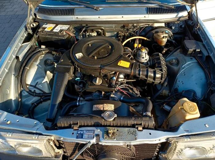 Compartiment moteur essence M115 d'une Mercedes W123