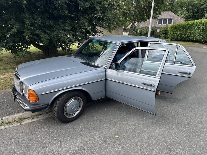 Mercedes-Benz 200 W123 1981, photo 4
