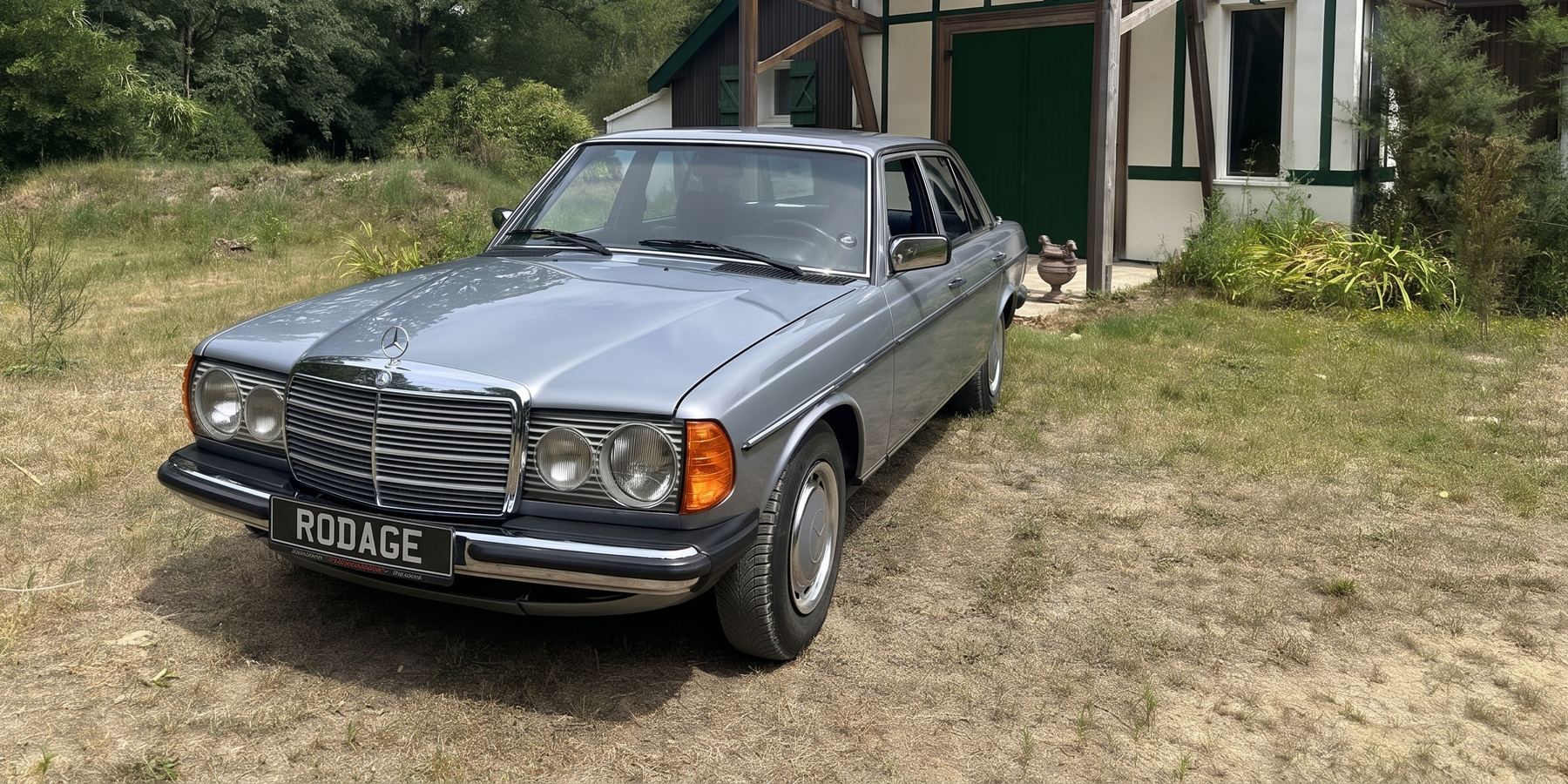 Mercedes 200 W123 de 1981 restauree par l'atelier Rodage a Roubaix