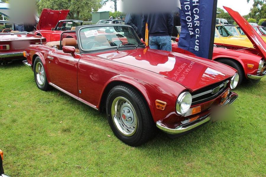 Triumph TR6, roadster anglais des annees 70 restaure en atelier